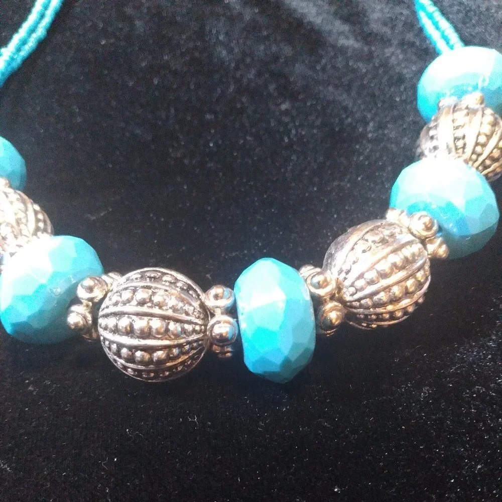Beautiful Faux Turquoise & Silver toned Necklace